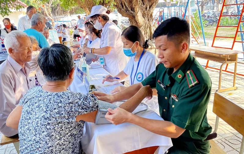 	Đồn Biên phòng Cửa khẩu Phước Tân phối hợp khám bệnh, tặng quà cho người dân 