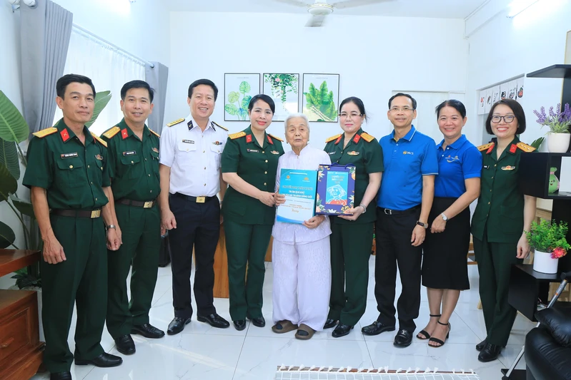 Ban Vì sự tiến bộ của phụ nữ Bộ Quốc phòng thăm, tặng quà các Mẹ Việt Nam anh hùng tại Thành phố Hồ Chí Minh
