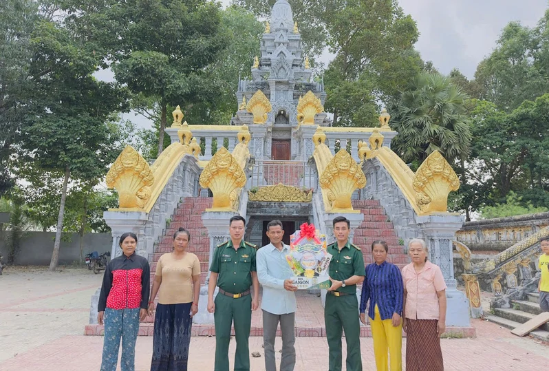 Đồn Biên phòng Kà Tum chúc Tết Chol Chnam Th’may đồng bào Khơ - me