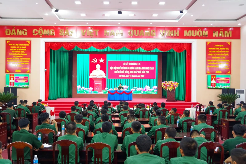 Sư đoàn 5 gặp mặt chiến sĩ mới có hoàn cảnh khó khăn