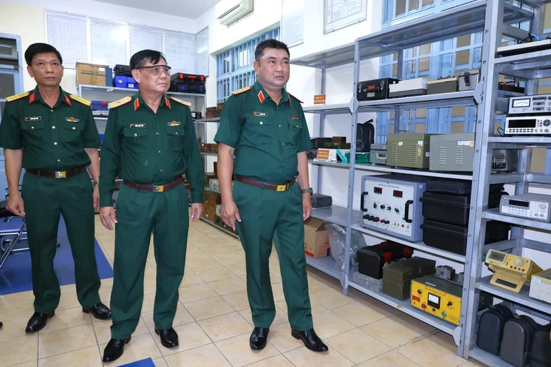 Thủ trưởng Bộ Tư lệnh Quân khu kiểm tra, nắm tình hình tại Trạm Đo lường - Chất lượng, Cục Hậu cần - Kỹ thuật