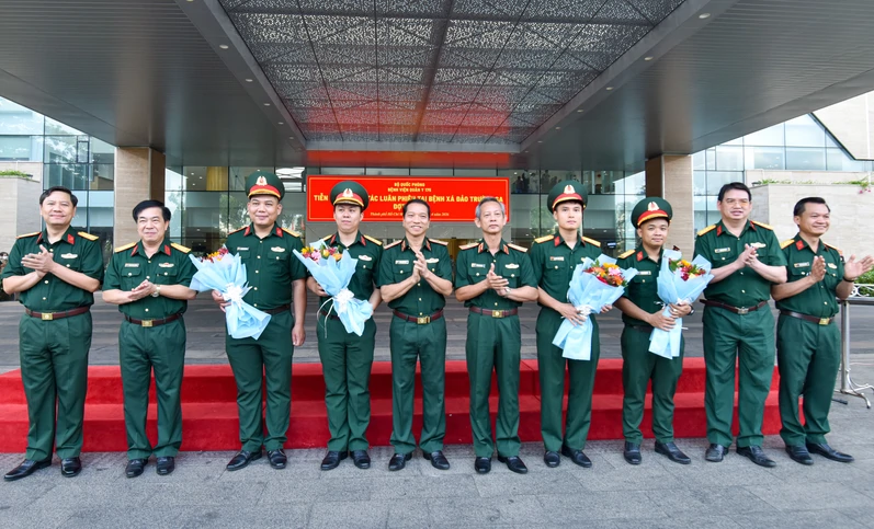 Bệnh viện Quân y 175 cử y, bác sĩ thực hiện nhiệm vụ tại Bệnh xá đảo Trường Sa