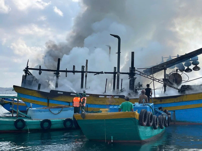 Bộ đội biên phòng Lâm Đồng cứu kịp thời 21 người trên tàu cá bị cháy