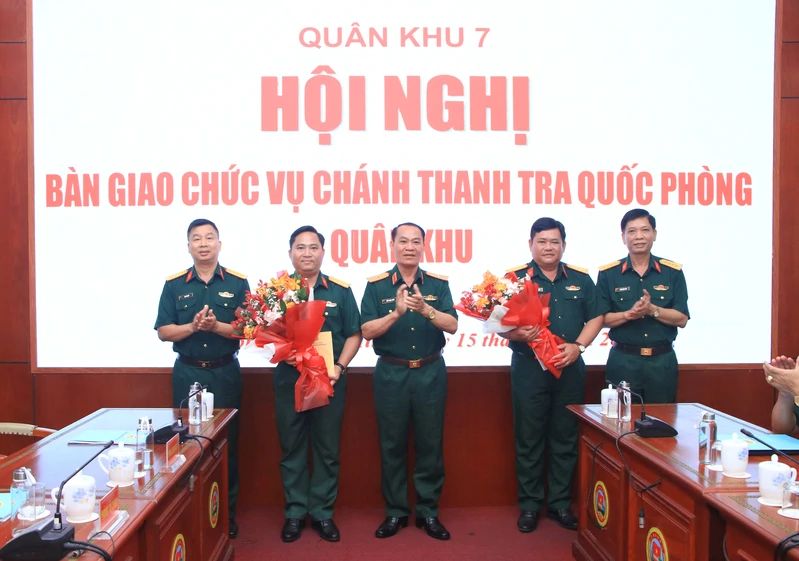 Bàn giao nhiệm vụ Chánh Thanh tra Quốc phòng Quân khu 7
