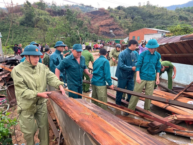 LLVT xã Đam Rông 2, tỉnh Lâm Đồng hỗ trợ Nhân dân khắc phục hậu quả mưa dông