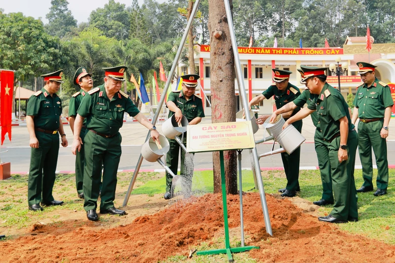 Đại tướng Nguyễn Trọng Nghĩa thăm, làm việc với các đơn vị trên địa bàn Quân khu 7