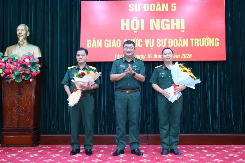 Sư đoàn 5: Bàn giao chức vụ Sư đoàn trưởng