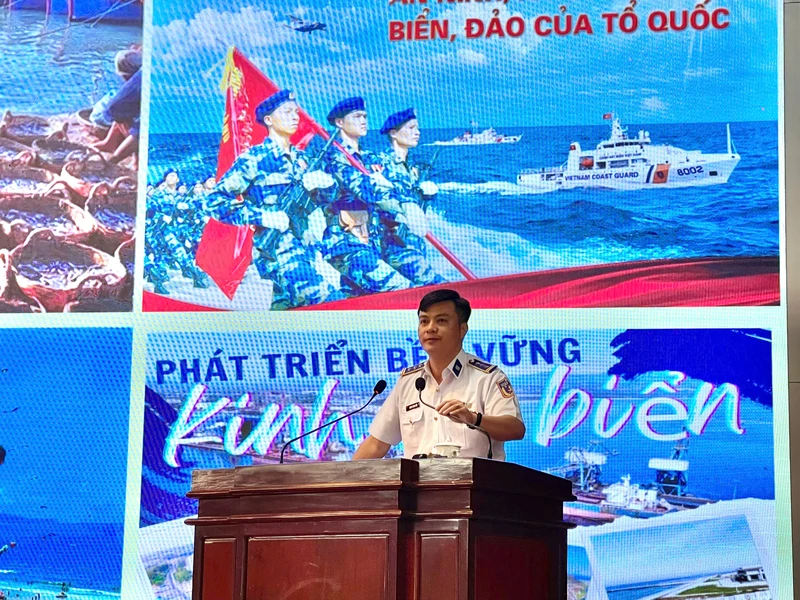 Vùng Cảnh sát biển 3 tuyên truyền về biển, đảo tại phường Tân Uyên, Thành phố Hồ Chí Minh