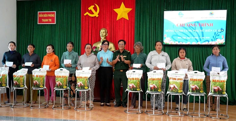 Đồn Biên phòng Thạnh Trị phối hợp tặng quà phụ nữ, trẻ em khó khăn khu vực biên giới