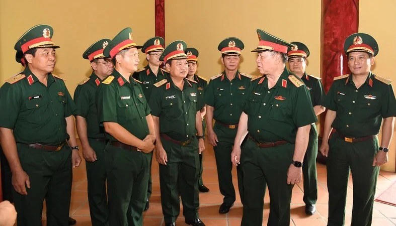 Đại tướng Nguyễn Trọng Nghĩa thăm, làm việc với cán bộ, chiến sĩ Trung đoàn 10, Bộ Tư lệnh Thành phố Hồ Chí Minh