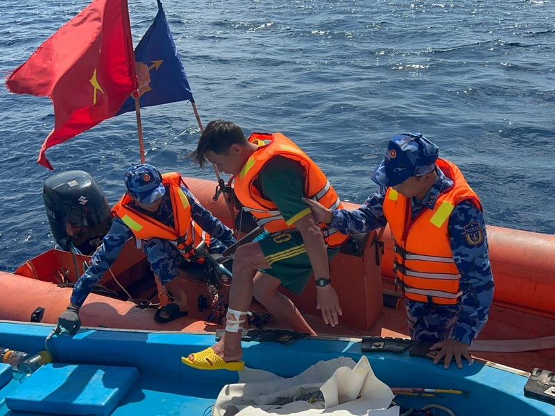 Cảnh sát biển kịp thời cứu chữa ngư dân tại Đặc khu Phú Quý bị thương nặng