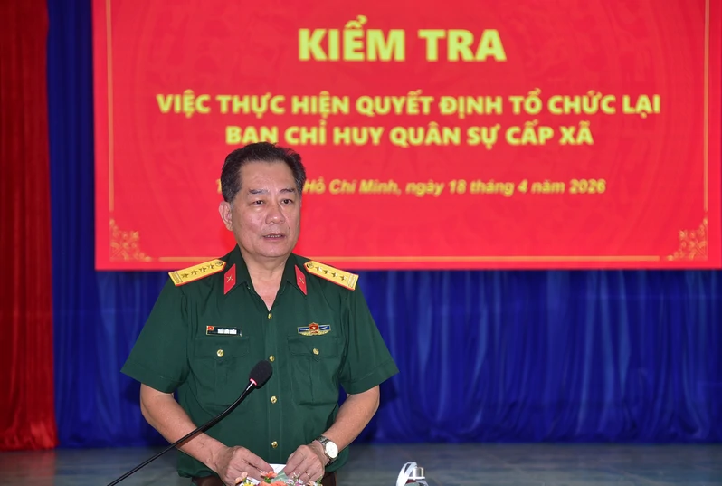 Quân khu kiểm tra việc tổ chức lại Ban CHQS xã tại TP Hồ Chí Minh