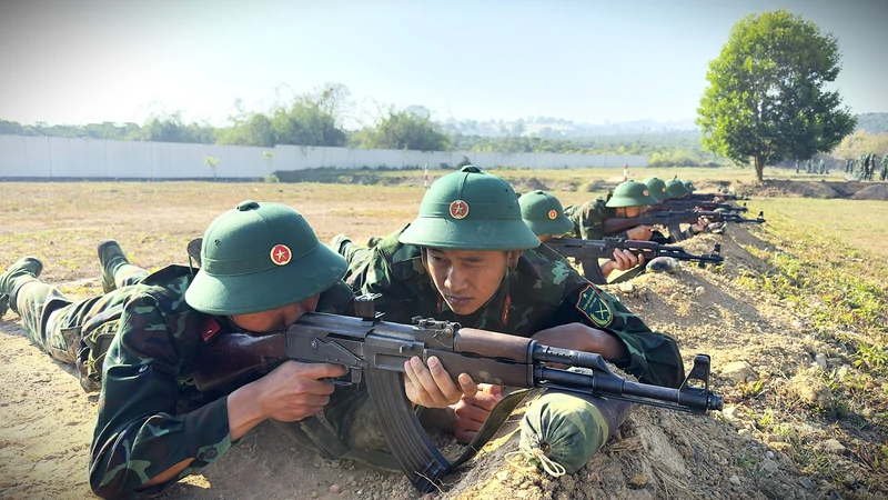 Nâng cao chất lượng bắn súng cho chiến sĩ mới từ động tác cơ bản