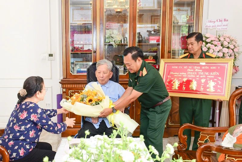 Bộ Tư lệnh Quân khu 7 thăm, chúc thọ Thượng tướng Phan Trung Kiên
