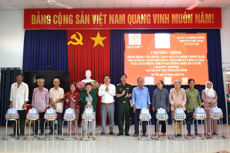 Cục Hậu cần – Kỹ thuật Quân khu 7 phối hợp khám bệnh, tặng quà gia đình chính sách tại tỉnh Tây Ninh
