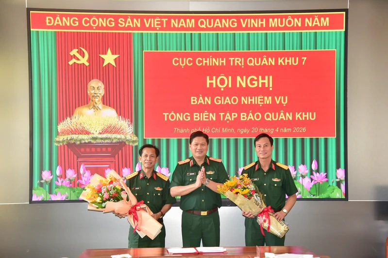 Bàn giao nhiệm vụ Tổng Biên tập Báo Quân khu 7