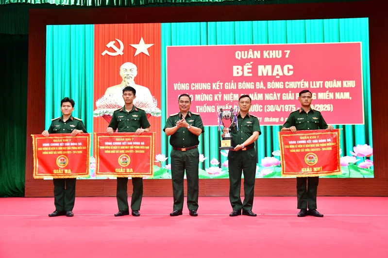 Bế mạc vòng chung kết giải bóng đá, bóng chuyền LLVT Quân khu 7