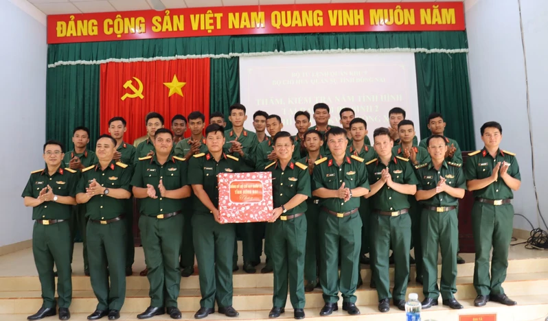 Bộ CHQS tỉnh Đồng Nai kiểm tra các đơn vị trên tuyến biên giới