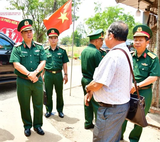 Bộ Tư lệnh Quân khu kiểm tra, nắm tình hình tại khu dân cư Chàng Riệc, tỉnh Tây Ninh
