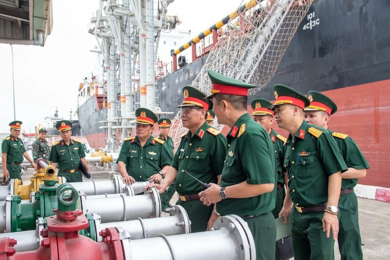 Thiếu tướng Đặng Văn Lẫm kiểm tra Kho VK 102