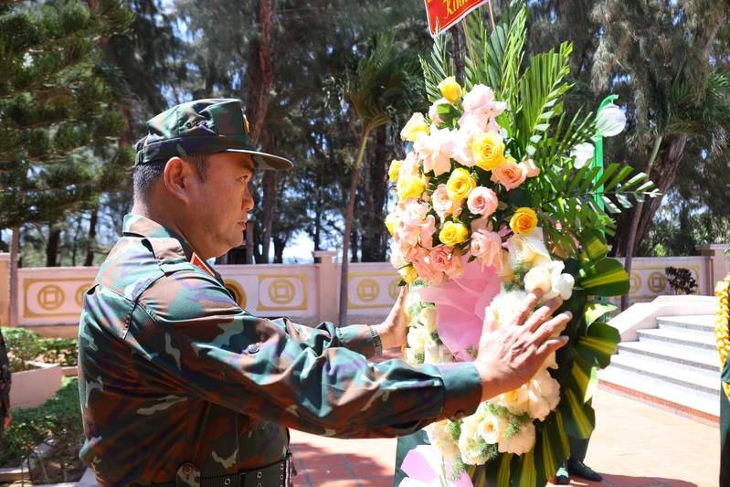 Đoàn công tác Quân khu 7 dâng hương, dâng hoa Bia ghi tên liệt sĩ Đặc khu Phú Quý 