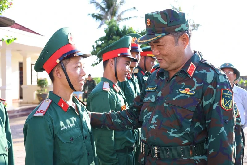 Trung tướng Lê Xuân Thế thăm, kiểm tra các đơn vị Quân đội đóng quân trên địa bàn Đặc khu Phú Quý