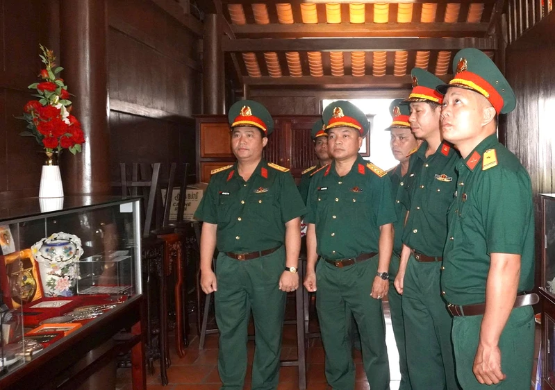 Sư đoàn 5 tổ chức “Về nguồn” nhân kỷ niệm 51 năm Ngày giải phóng miền Nam