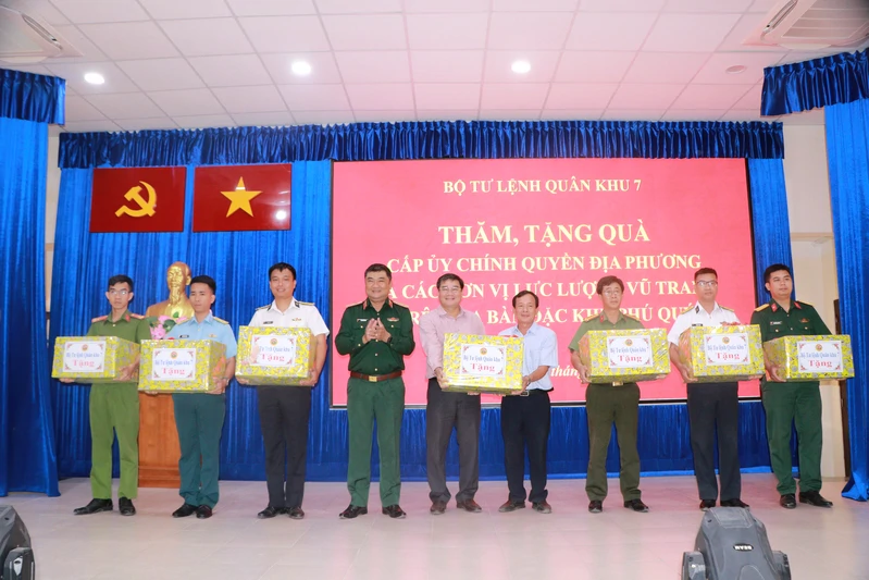 Bộ Tư lệnh Quân khu 7 thăm, tặng quà cấp ủy, chính quyền địa phương và các đơn vị lực lượng vũ trang trên địa bàn Đặc khu Phú Quý 