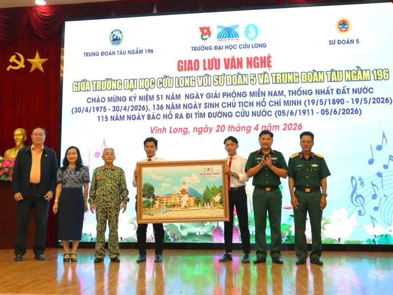 Sư đoàn 5 tham gia tuyên truyền tại Trường Đại học Cửu Long