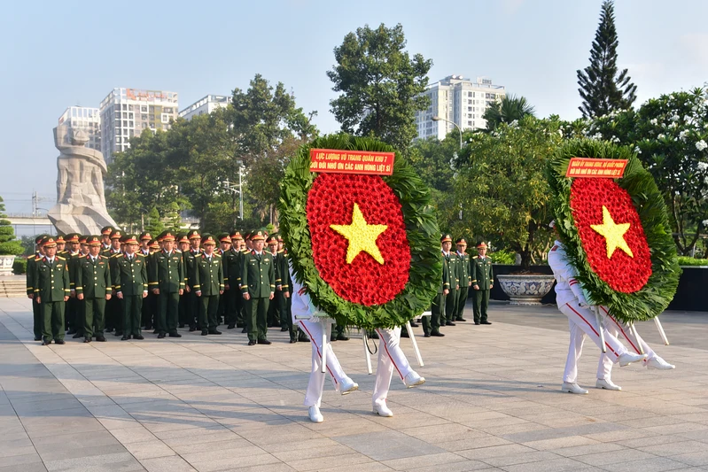 Bộ Tư lệnh Quân khu 7 viếng Nghĩa trang Liệt sĩ Thành phố Hồ Chí Minh