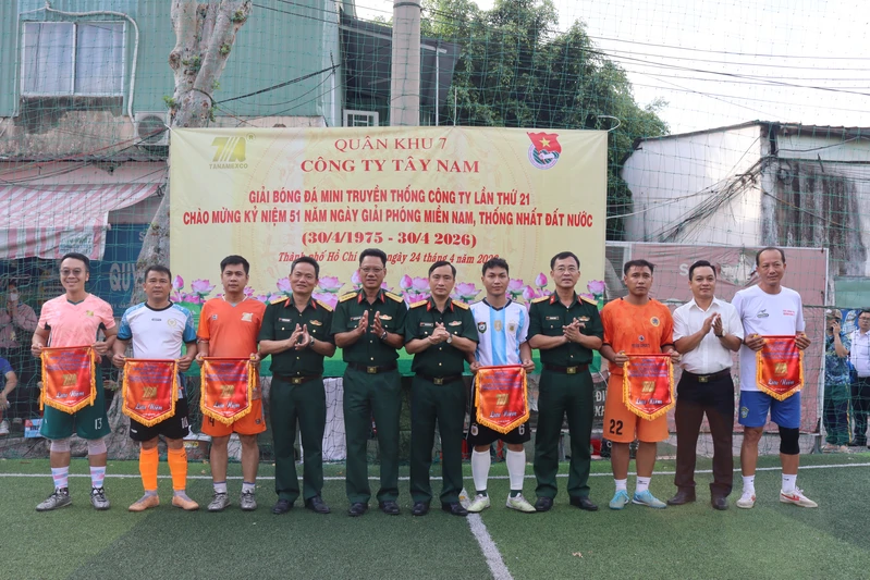 Công ty Tây Nam tổ chức giải bóng đá truyền thống 