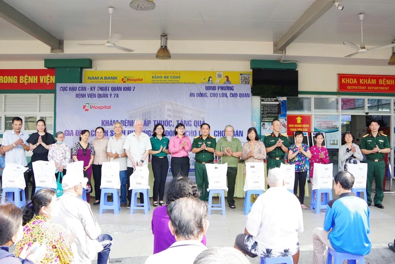 Bệnh viện Quân y 7A khám bệnh, tặng quà gia đình chính sách, người dân có hoàn cảnh khó khăn 