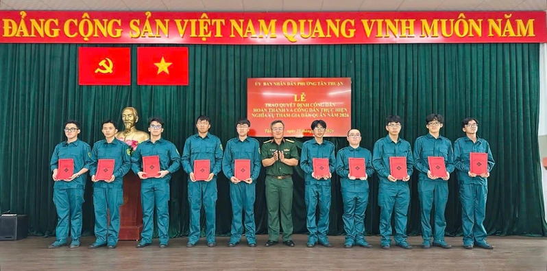 Phường Tân Thuận trao quyết định công dân tham gia dân quân năm 2026

