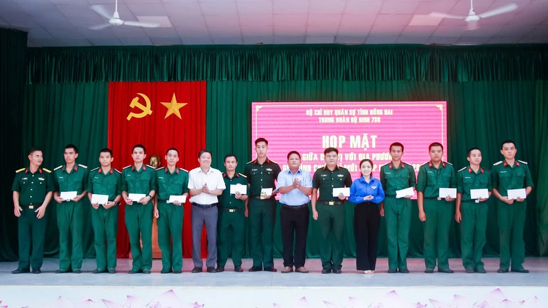 Lãnh đạo phường Phước Long, tỉnh Đồng Nai thăm, tặng quà chiến sĩ mới 