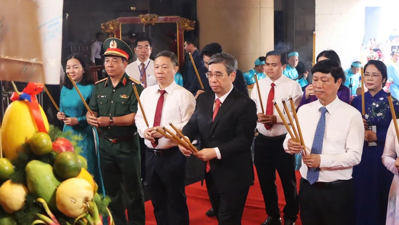 Lãnh đạo và Nhân dân Thành phố Hồ Chí Minh dâng hương, dâng hoa tưởng niệm các Vua Hùng
