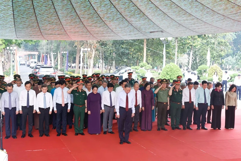 Tổng Bí thư, Chủ tịch nước Tô Lâm dâng hương tưởng niệm các anh hùng liệt sĩ tại Tây Ninh