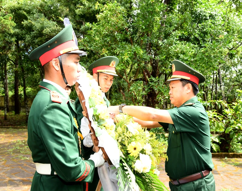 Đoàn công tác Quân khu 7 dâng hương tri ân các Anh hùng liệt sĩ Tiểu đoàn 840 - miền Đông Nam Bộ