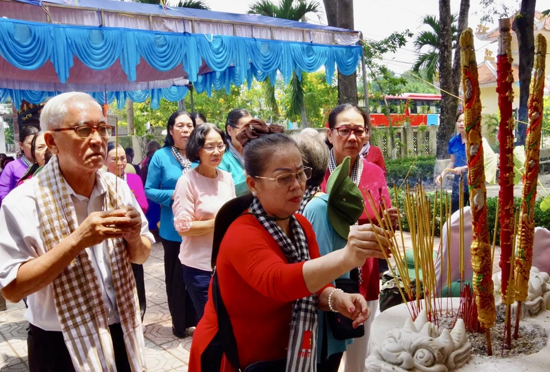 Dâng hương tưởng niệm, tri ân hơn 9.000 liệt sĩ Quân Dân y miền Đông Nam Bộ