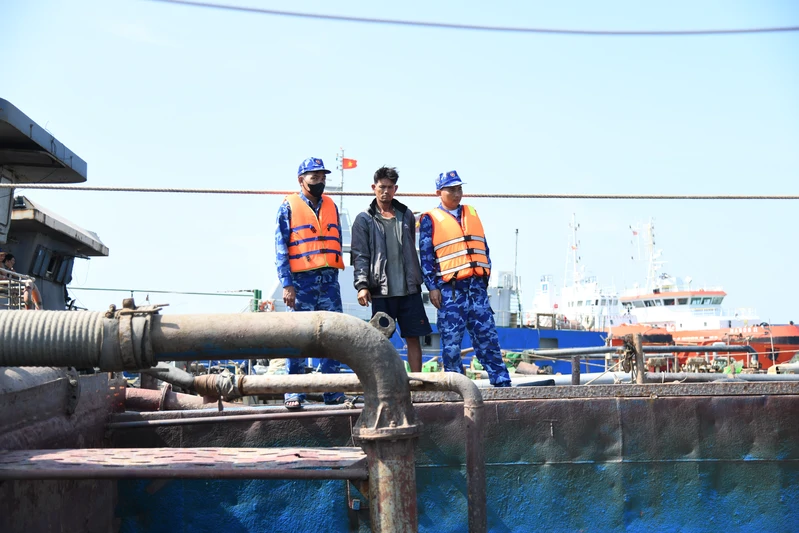 Bộ Tư lệnh Vùng Cảnh sát biển 3 tạm giữ phương tiện khai thác cát không rõ nguồn gốc