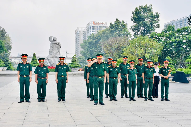 Công ty Đông Hải viếng Nghĩa trang Liệt sĩ thành phố Hồ Chí Minh