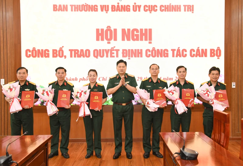 Ban Thường vụ Đảng ủy Cục Chính trị Quân khu 7 trao quyết định công tác cán bộ