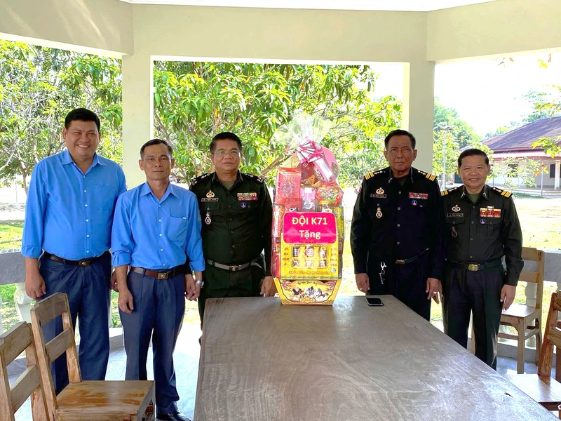 Đội K71 thăm, chúc tết Chol Chnam Thmay tại Tiểu khu Quân sự tỉnh Siem Reap