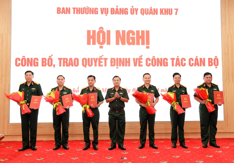 Ban Thường vụ Đảng ủy Quân khu 7 trao quyết định cán bộ