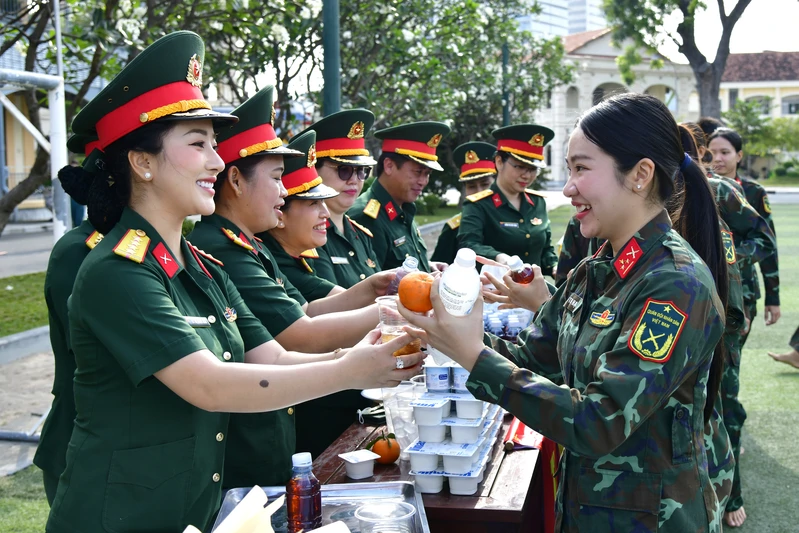 Hội Phụ nữ Bộ Tư lệnh TPHCM tiếp sức cán bộ, chiến sĩ đội tuyển võ thuật