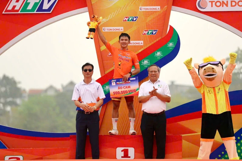 Đội tuyển Quân khu 7 vươn lên dẫn đầu chặng 1 Giải đua xe đạp “Non sông liền một dải”
