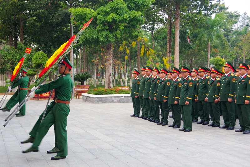 Sư đoàn 5 dâng hương tưởng niệm, khắc ghi công lao Chủ tịch Hồ Chí Minh và các anh hùng liệt sĩ