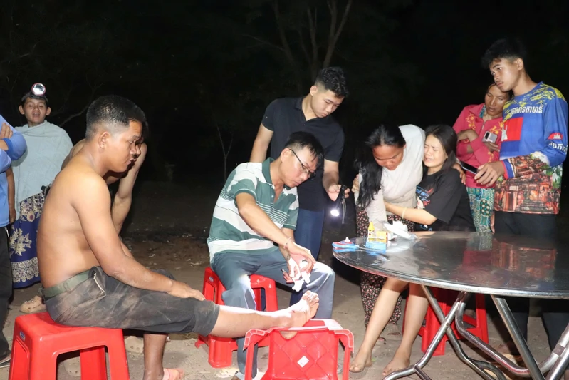 Đội K72 sơ cứu người dân Campuchia bị tai nạn