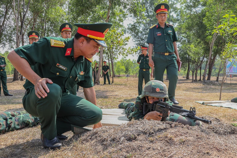 Quân khu 7 kiểm tra công tác huấn luyện chiến sĩ mới tại Sư đoàn 5