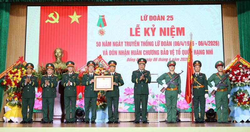 Lữ đoàn 25 đón nhận Huân chương Bảo vệ Tổ quốc hạng Nhì