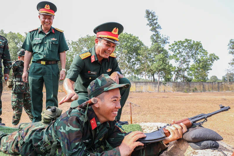 Quân khu 7 kiểm tra công tác huấn luyện chiến sĩ mới tại Sư đoàn 302 và Sư đoàn 309